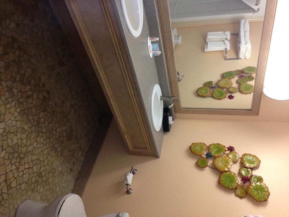 Quality Inn & Suites Cornwall Εξωτερικό φωτογραφία