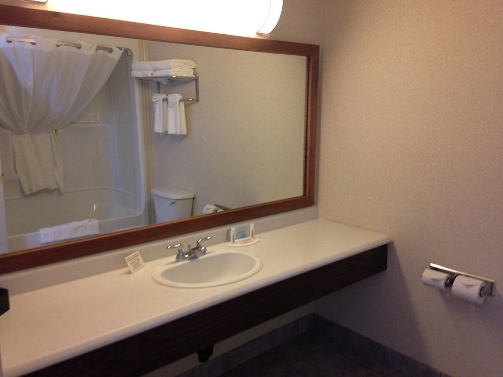 Quality Inn & Suites Cornwall Εξωτερικό φωτογραφία