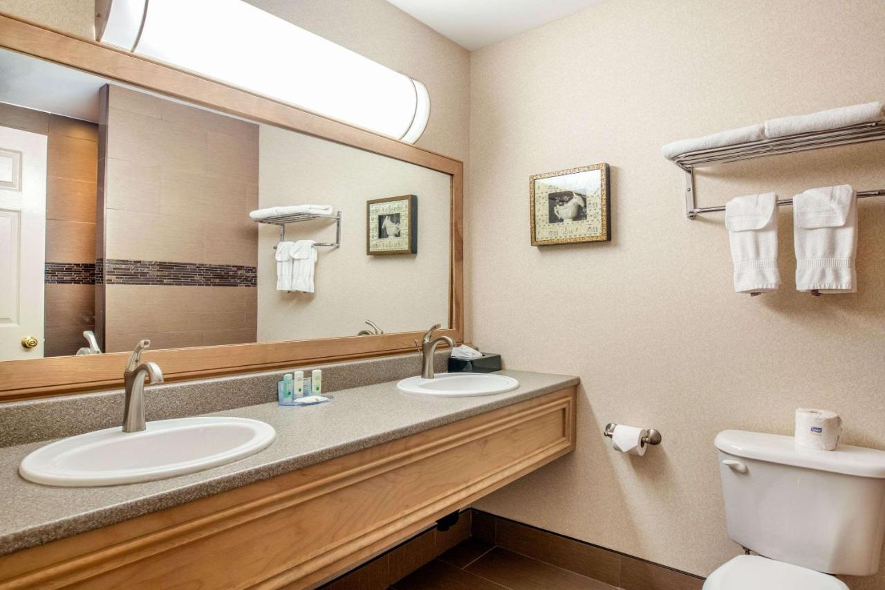 Quality Inn & Suites Cornwall Εξωτερικό φωτογραφία