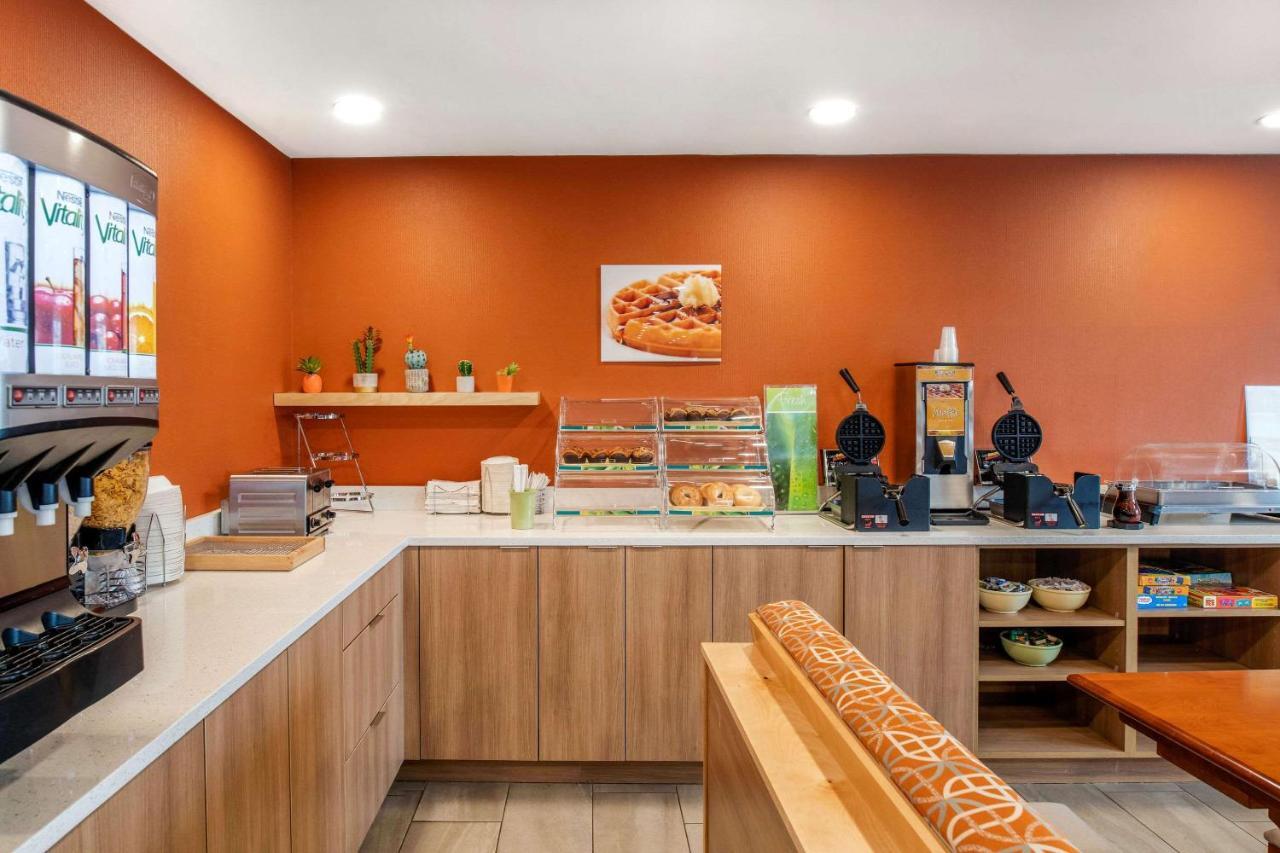 Quality Inn & Suites Cornwall Εξωτερικό φωτογραφία