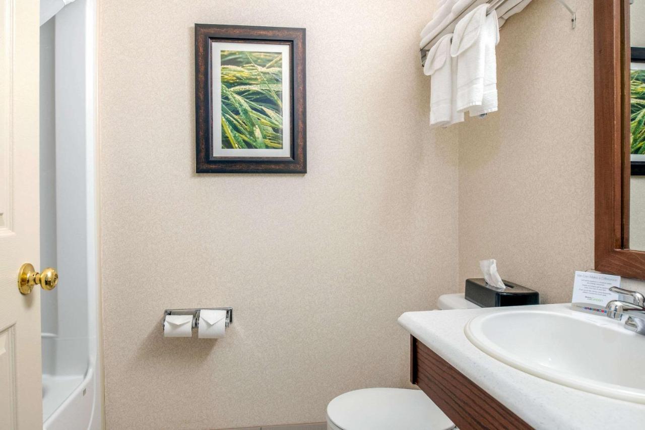 Quality Inn & Suites Cornwall Εξωτερικό φωτογραφία