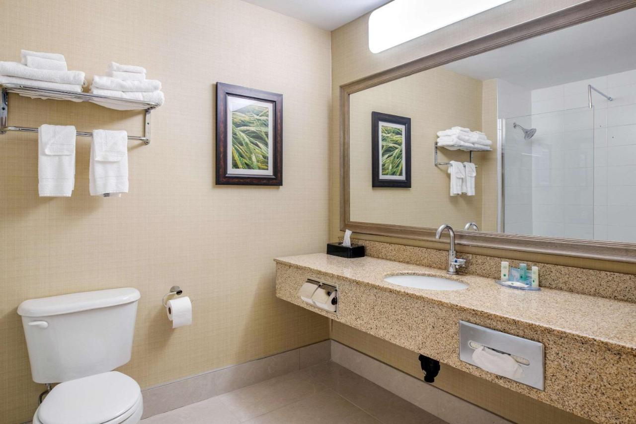 Quality Inn & Suites Cornwall Εξωτερικό φωτογραφία