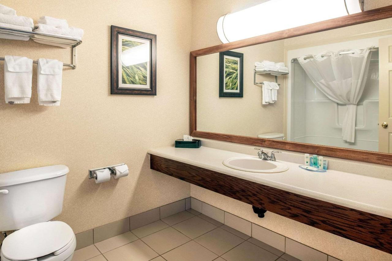 Quality Inn & Suites Cornwall Εξωτερικό φωτογραφία