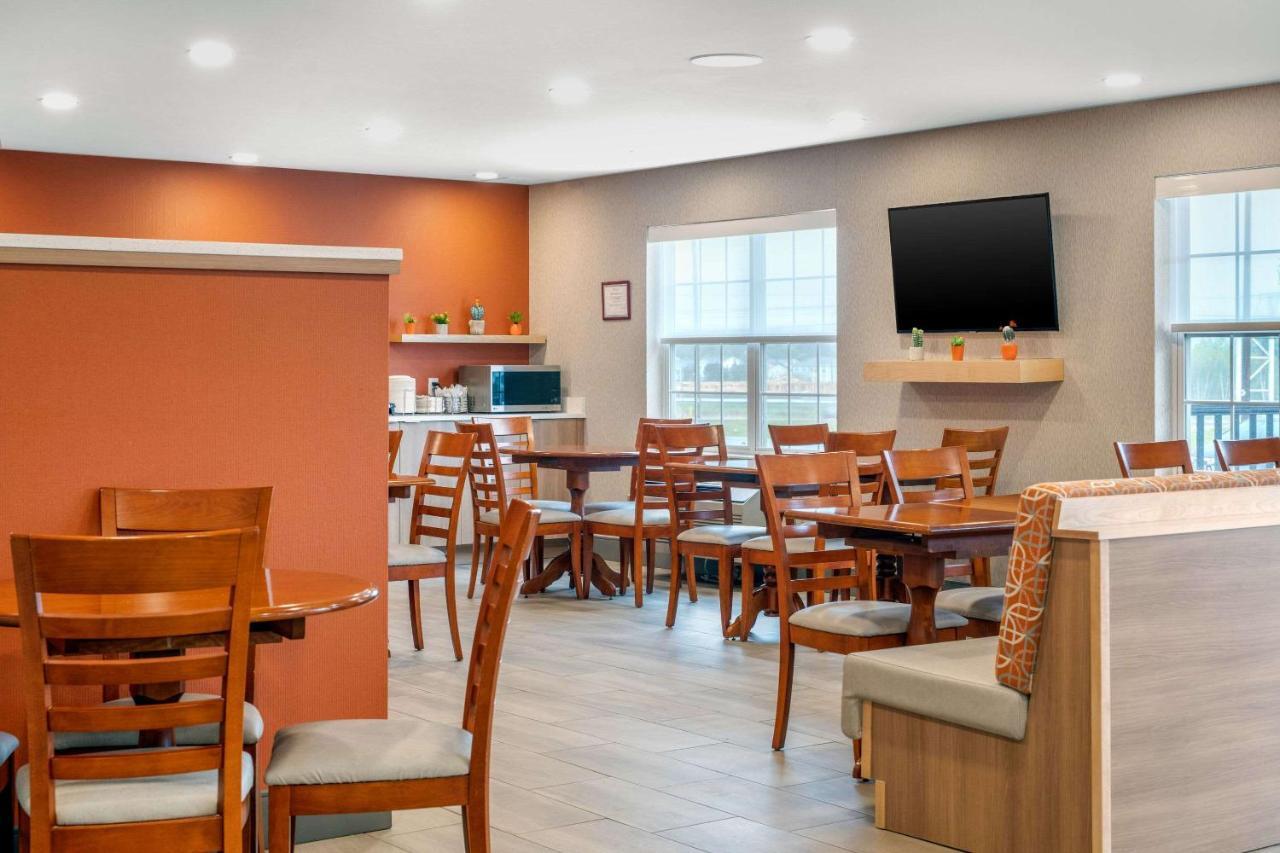 Quality Inn & Suites Cornwall Εξωτερικό φωτογραφία